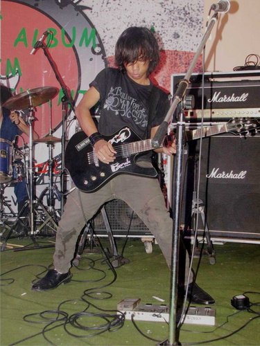 Lead gitar band Indie jogja NuMedia
lahir di Indaggiri hilir,4 Appril 1990 lalu