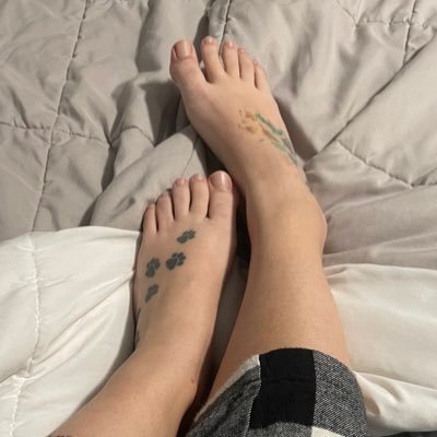 30 year old hard working women who loves getting spoiled. By the way I have the world's prettiest soles and lickable toes. Feet size: 9