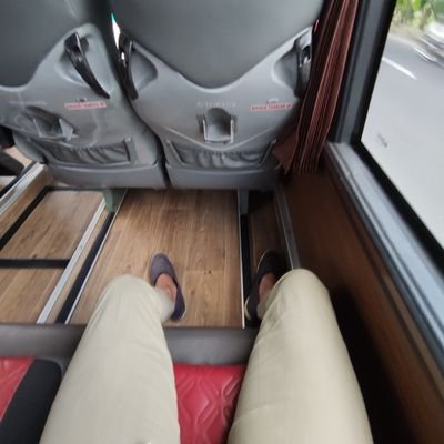 Penumpang yang lebih sering tidur di bus.