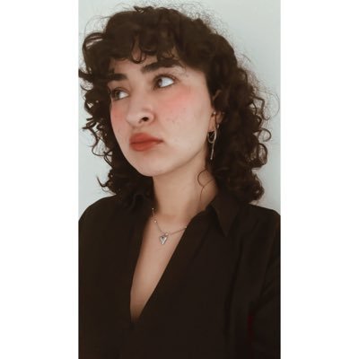 Tek felsefeye sahibim o da yaşamak ama biraz renkli yaşamak🕊️🪷