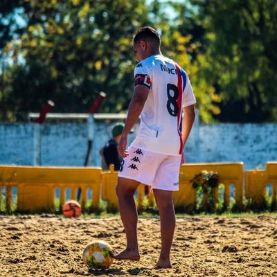 Twitteo lo que se me canta el orto.
Juego a la pelotita en la arena
~ Cumple sus sueños quien resiste ~