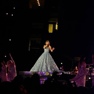 inth3aftergl0w's profile picture. am i allowed to cry?