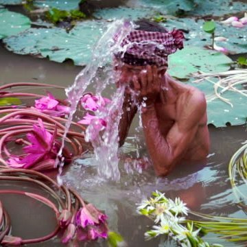 Em là cô gái mang giày trắng. Ngược đời ngược nắng đi tìm anh