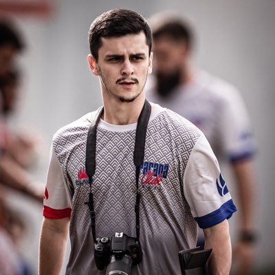Jornalista formado pela UEPG. Pós-graduado em Gestão, Comunicação e Marketing no Esporte. Comunicação do @paranaclube.