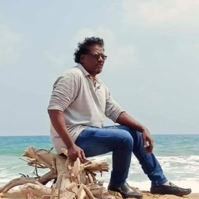 புத்தகங்களே என்னை மனிதனாக்கியது, ஒவ்வொரு புத்தகமும் ஒரு உலகம்.