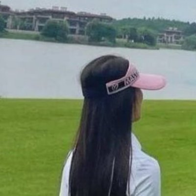 LenaV565's profile picture. Exploring the world, one city at a time ✈️