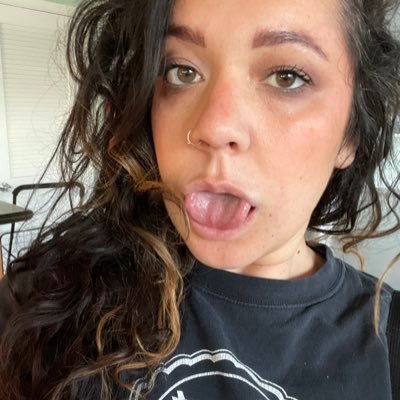 ariellerosem's profile picture. half girl half asleep