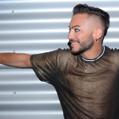 Padre di tre pelosi. Papà di @pridevillageit, parlo sui palchi e sono station manager di @virgoradioit (in Italia) . Ho un sito carino || IG: @giusva