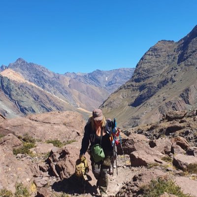 “Sé tan bella como una rosa, pero no seas cruel como la espina. Dile una palabra que lo haga vivir o morir, pero jamás lo dejes herido”