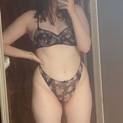 19 🇬🇧 looking for a sugar daddy/mommy to spoil me😘