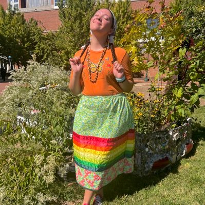 she/her
🌷🦫👣🍎👑🐝🌿📚
skarù:rę (haliwa)•double tarheel•educator•MINC 2024-25•ΑΠΩ•embracing my indigeneity•lover of words, art, & music