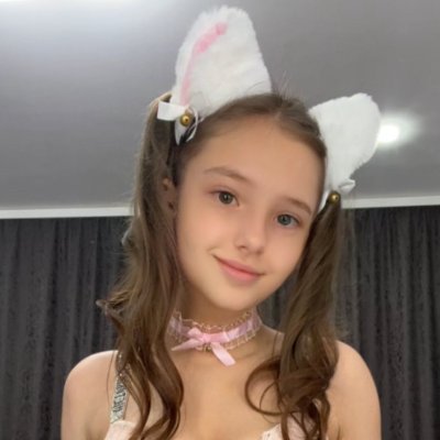 I'm little Emma and I'm 18 years old 🦋 I love making desserts  🍰 do you want to try or see my masterpieces? Or maybe join me? 👩‍🍳❤️