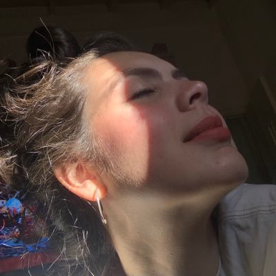 LariihFern's profile picture. Livros, filmes, séries, músicas… e agora concurseira 📚