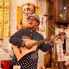 歌/三線・一五一会。自分の楽曲の他、白保の遊び唄なども取り入れ演奏。全国各地でライヴを行っています。