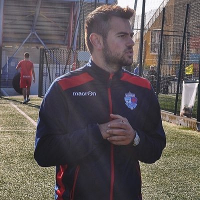 Passionné de pied ballon 🦶 ⚽️ | Adore débattre sur le plus beau sport du monde 🎙️ | Le terrain découle de la stratégie des clubs 👀