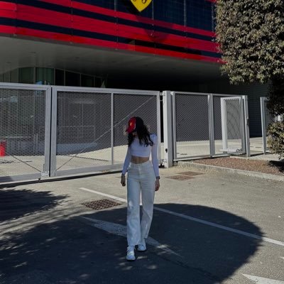 ho tante passioni, la formula 1 è tra queste, ma anche tennis, calcio, sci, motogp e molto altro; nella vita faccio danza classica