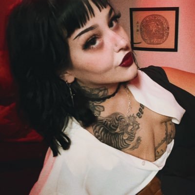 domme account for @junibites 🩸non-binary twenty-seven year old slutanic vampire that is into strapping, domming and taking your money. $15 DM fee