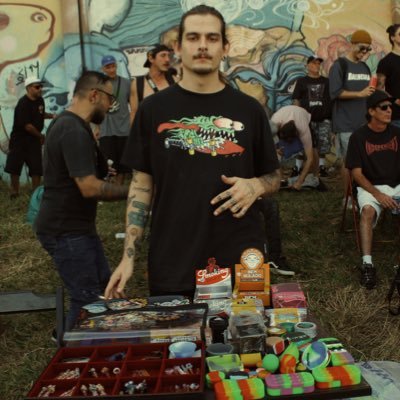 Dono de tabacaria e soprador de vidro