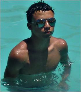 Simpatico, Educado, um Mineirinho que Fala Uai hehe...
Mais informassoes: http://t.co/UsuazcrvFZ
gostou entao Follow-me