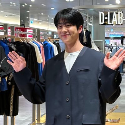 チェジョンヒョプさんに沼ってる40代のアジュンマです😊韓国語も勉強中です。CHAEstの皆さん、仲良くしていただけたら嬉しいです☺️ 채 종협 씨의 팬이예요😊40대 아줌마예요. 한국어 공부중👍 우리 친하게 지내요✨잘 부탁드립니다✨ペンカ正会員 펜카 정회원