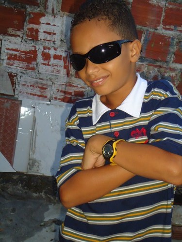 Adoro jogar bola; se divertir com meus amigos...''E viver a avida♪''