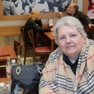 Profesora en Ciencias de la Educación con orientación en Psicología Educacional.
Especialización en Informática Educativa.