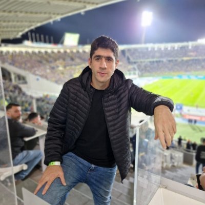 Periodista en @lavozdeportes de @LaVozcomar. Nací en Almafuerte, lugar al que siempre quiero volver. La pelota siempre a Messi.
Hago mates en redacciones.