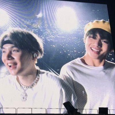 oylesine paylasilanlara bakip arada yorum yapiyorum cok takmayin beni | ayrica yoonkook ve taegi hayatim olmus