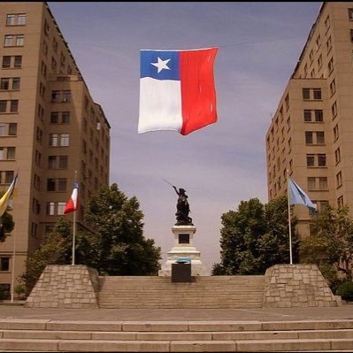 Orgulloso de pertenecer a la República de Chile, sus símbolos forjados por la historia, sus instituciones y su democracia.