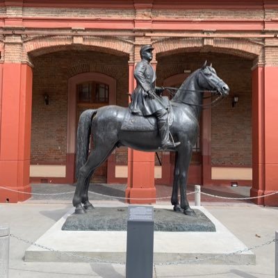 Siempre por el lado derecho, aunque para escribir soy zurdo, pero no es más que un accidente, me siguen - sigo