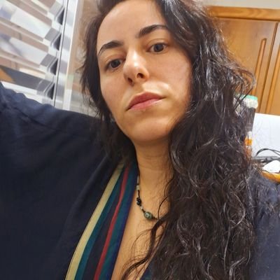 ...E agora minhas mãos amargas, embalam cacos de vidro do que era tudo