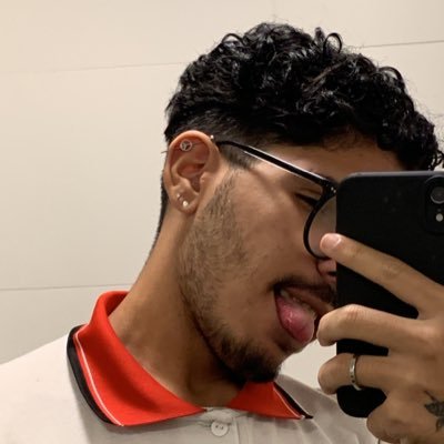 Estudante de adm, Minecraft, nerd, the sims, ferrado da cabeça, ama Luísa Sonza, emocionado!