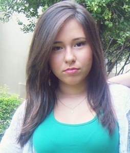 Paraibana; Estudante do ensino fundamental; 14 anos; Libriana; Flamenguista; Teimosa; Sentimental; Insuportável; Simpática e Super ciumenta.