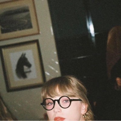 ElynLovegood's profile picture. yes, the rumors are true. I am bi