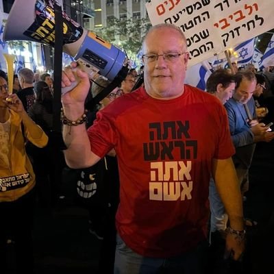 ישראלי חילוני, דור שני , הפועל , רואה רק ספורט, שמאל ברור, ועוד כל מיני שריטות וכמובן FCK BNGVR