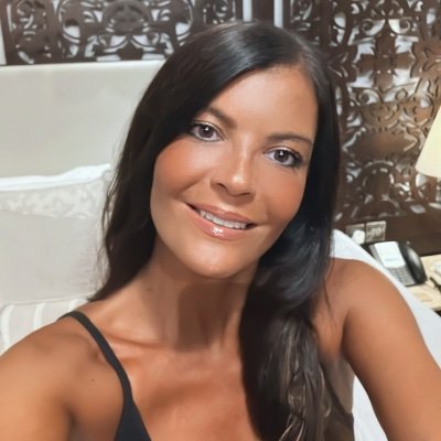 I'm a greek flutterby who loves to travel alot!! and huge Arsenal fan :))
