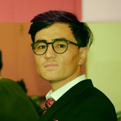 یک پسر روستا زاده؛ از یکی از روستاهای دل‌انگیز در بلندای میرامور، کمی آنطرف‌تر از دریای هلمند.