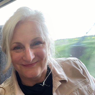 Non techie techie, writer & voracious reader, people enthusiast, eclectic music explorer, singer, gin, & family lover.
Investigating art, life & the art of life