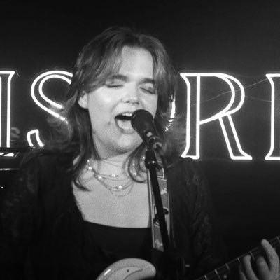 rosymackinnon_'s profile picture. singer-songwriter based in manchester