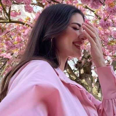 أحن معلمة ، رسّامة ،قارئة 📚