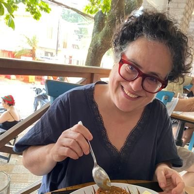 Gosto de crochê, plantas, gatos e cultura geral, principalmente cinema e literatura...