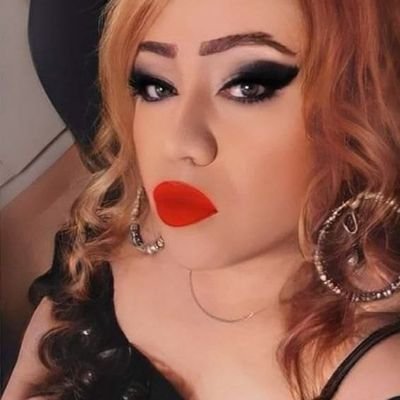 U muloyimlik bilan uning ogziga kirdi. Porno mening dostim oyoqlarimni yalab qildi