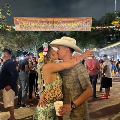 EdwinHe85628388's profile picture. H🤍🌙. @ eandtdetail for details 🚙 🧽