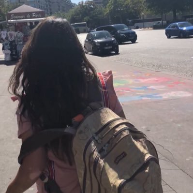 ♡ Suelo estar en una estación de Aeropuerto, en la Luna y en donde haya Música/Viajera de último momento/Lingüista ♡