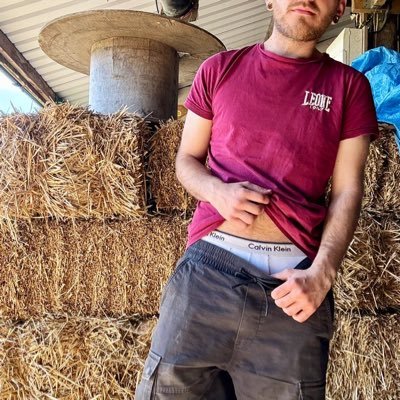 29, Hampshire somewhere on a farm 👨‍🌾pup handler (owner of Pup Feral), fan of rubber, ropes and hairy men. Occasional sub drone. 🇬🇧🏳️‍🌈🔞 nsfw