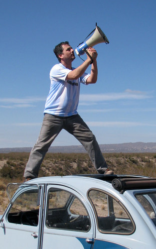 Director de cine... o al menos eso parece. (Crudos - Road July - Las herramientas de la soledad)