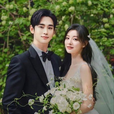 love volleyball and basketball.a proud fan of green and white 💚🏹, a korean drama addict..🍀💍