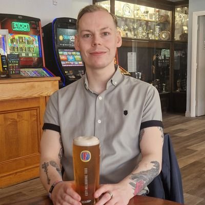Newcastle United fan, love darts and wrestling,got 13 tattoos want more #howaythelads 🖤🤍