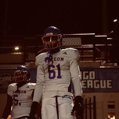 class of 25 6ft6/205Ibs/ DE/TE Simeon career Academy.    https://t.co/SfGZ4ArefM