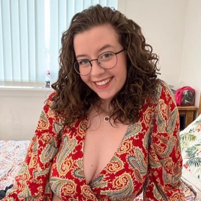 I’m mistress clara by name looking for a good honest and submissive sissy slave to own 💕👠👗👙